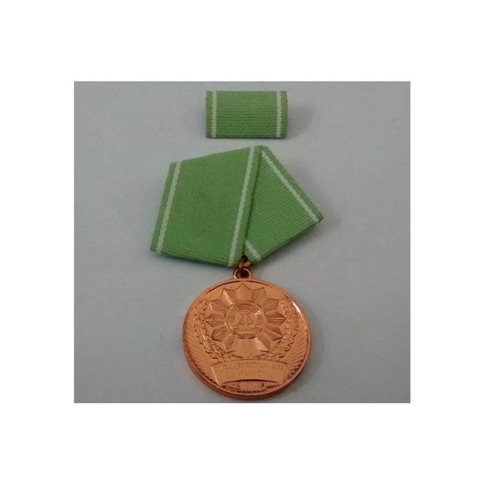 MEDALLA Y CINTA MILITAR EX ALEMANIA ORIENTAL