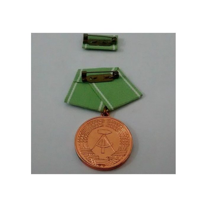 MEDALLA Y CINTA MILITAR EX ALEMANIA ORIENTAL
