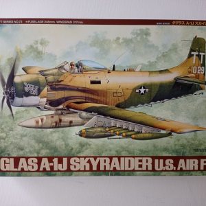 COD.TAM61073 DOUGLAS A-1J SKYRAIDER U.S. AIR FORCE. ESC 1/48